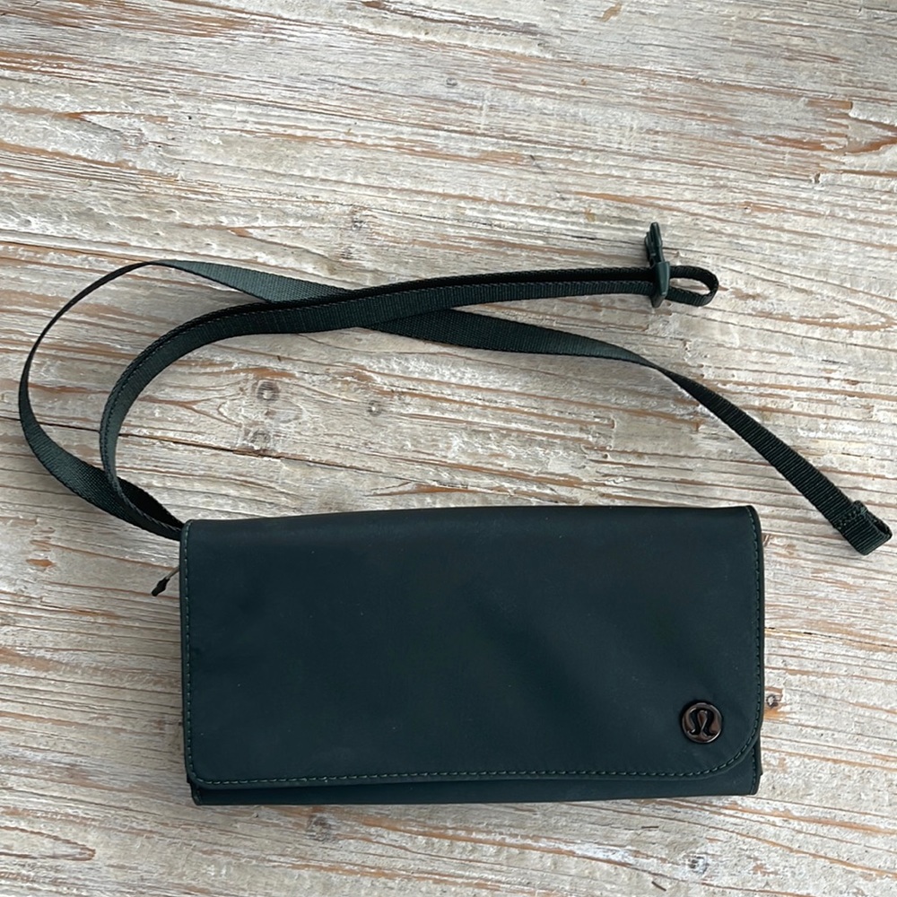 Lululemon wristlet/crossbody in forest green.